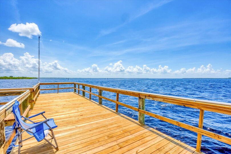 Large fishing pier to Myakka River